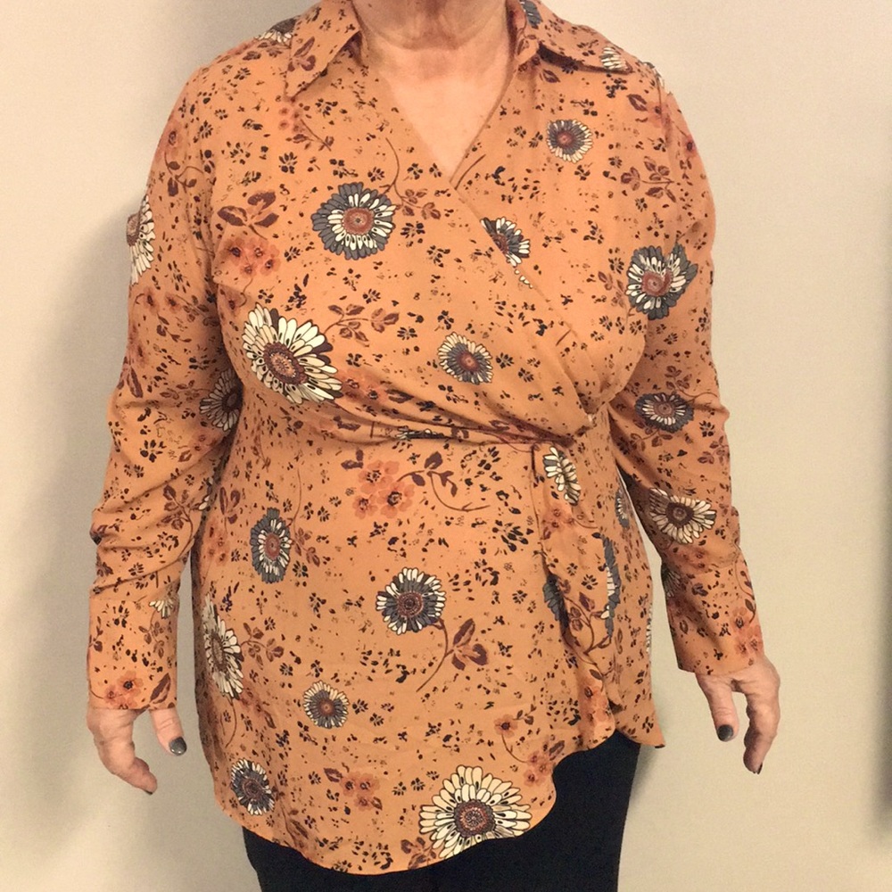 NWOT Plus sized long sleeved women’s floral tunic.